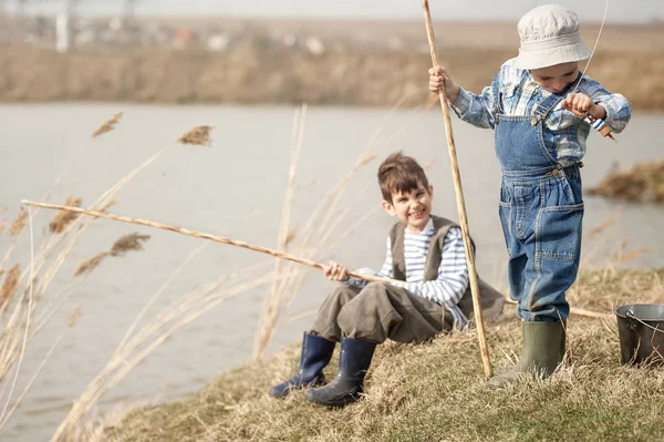 Niños pescando en el río — Foto de Stock