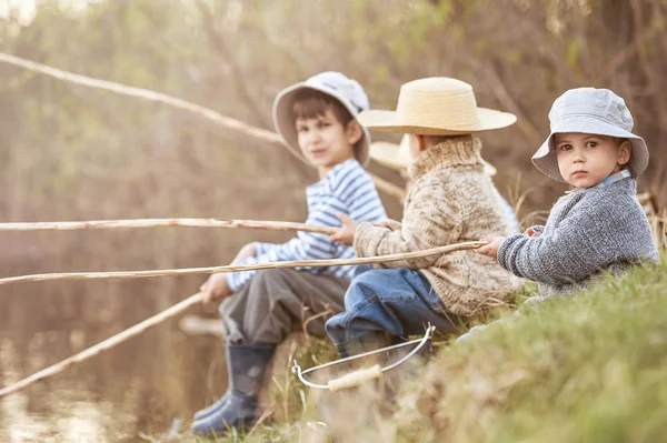 Niños pescando en el lago — Foto de Stock