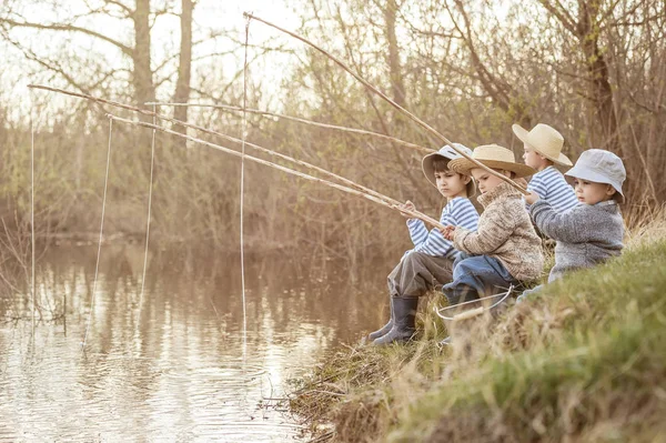 Garçons pêche sur le lac — Photo