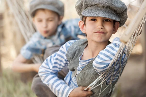 Los niños comen manzanas en una hamaca —  Fotos de Stock