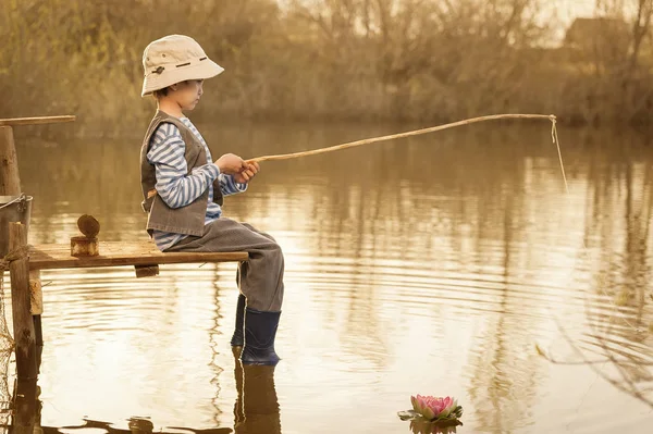 호수의 다리에서 물고기를 낚는 소년 — 스톡 사진