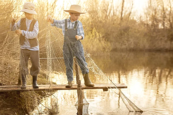 호수의 다리에서 물고기를 낚는 소년들 — 스톡 사진