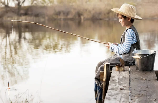 호수의 다리에서 물고기를 낚는 소년 — 스톡 사진