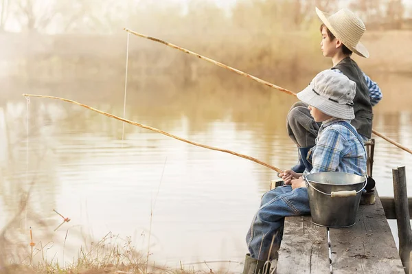 Niños peces en un puente en el lago — Foto de Stock