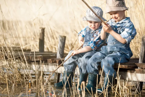 Les garçons pêchent sur un pont sur le lac — Photo