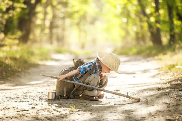 Rapaz numa estrada florestal com mochilas — Fotografia de Stock