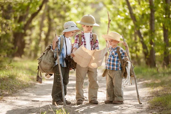 Rapazes viajantes explorando mapa de rota — Fotografia de Stock