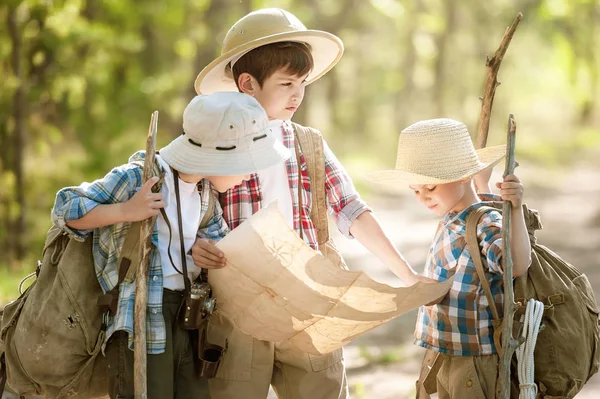 I ragazzi viaggiatori esplorando la mappa del percorso — Foto Stock