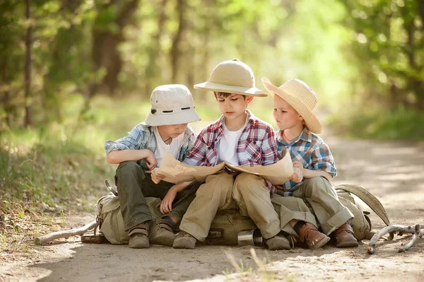 Boys travelers exploring route map — Stock Photo, Image