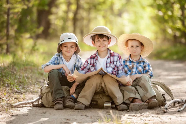 Boys travelers exploring route map — Stock Photo, Image