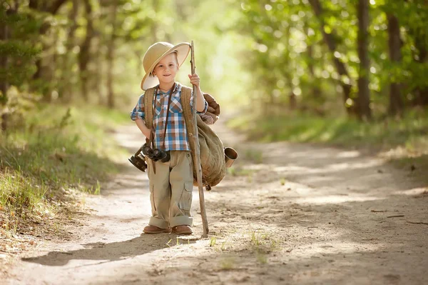 带着背包在森林路上的男孩 — 图库照片