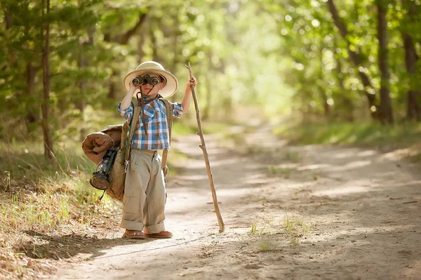 Niño en un camino forestal con mochilas —  Fotos de Stock