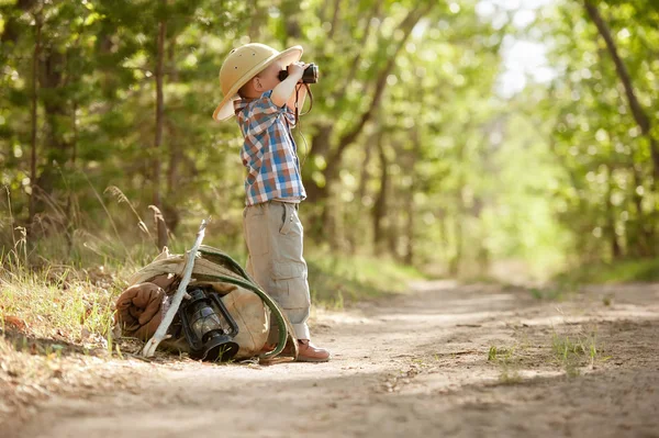 Chlapec na lesní cestě s batohy — Stock fotografie