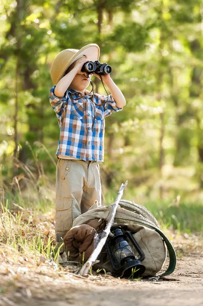 Niño en un camino forestal con mochilas —  Fotos de Stock