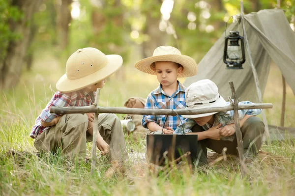 Reste des enfants avec une tente et un feu de joie sur la nature — Photo