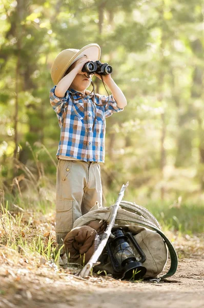 Junge mit Rucksack auf Waldweg unterwegs — Stockfoto