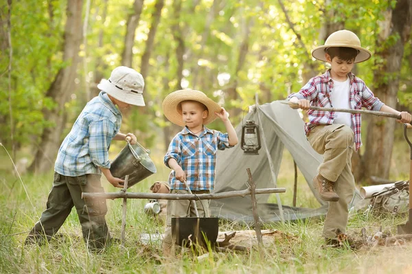 Resto de niños con una tienda de campaña y una hoguera en la naturaleza —  Fotos de Stock