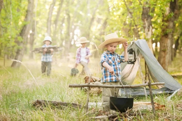 De rest van de kinderen met een tent en een vreugdevuur op de natuur — Stockfoto