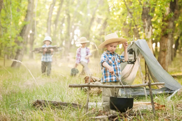 Erholung der Kinder mit Zelt und Lagerfeuer in der Natur — Stockfoto