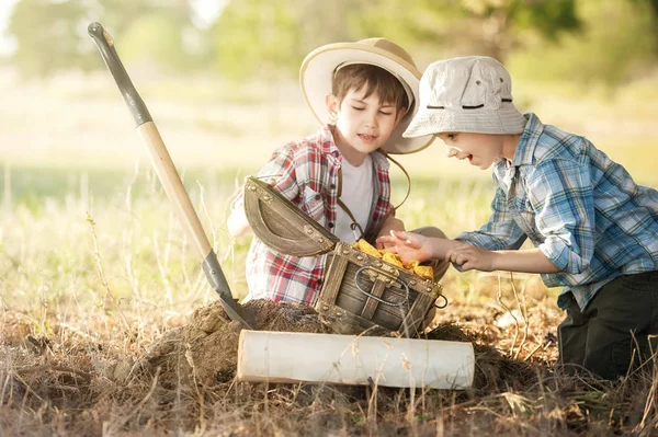 Дети охотники за сокровищами под деревом с багажником — стоковое фото