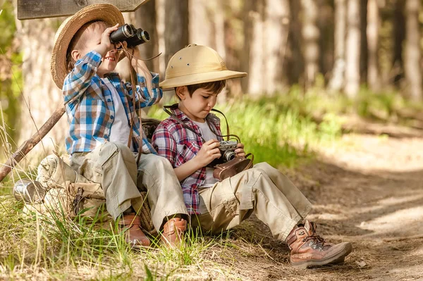 バックパックを持つ森の道の少年たち — ストック写真