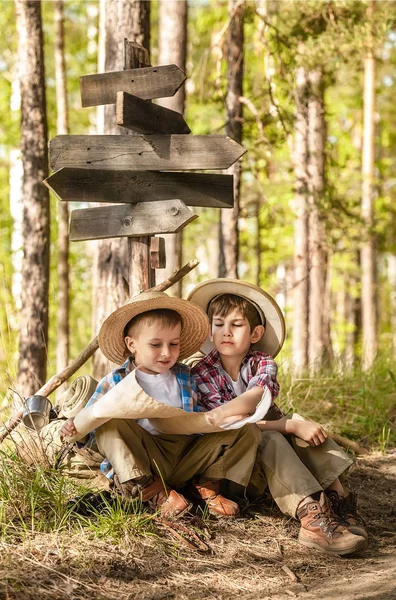 Chicos en un camino forestal con mochilas — Foto de Stock