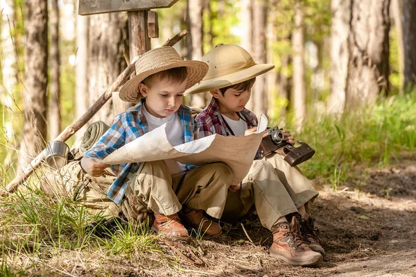 Мальчики на лесной дороге с рюкзаками — стоковое фото