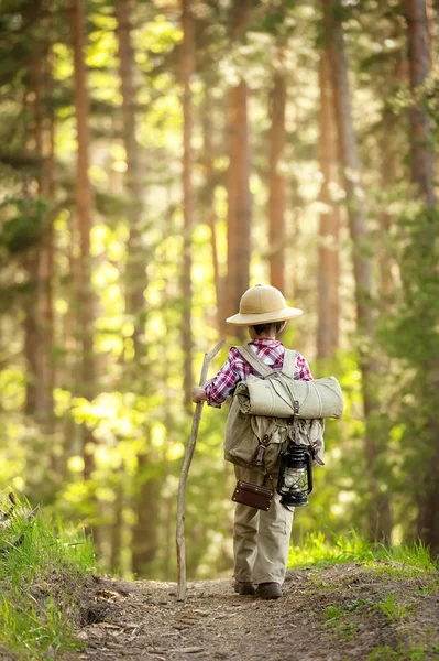 Pojkar på en skogsväg med ryggsäckar — Stockfoto