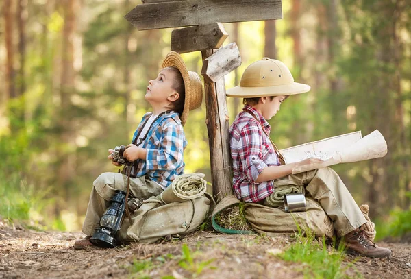 Мальчики на лесной дороге с рюкзаками — стоковое фото