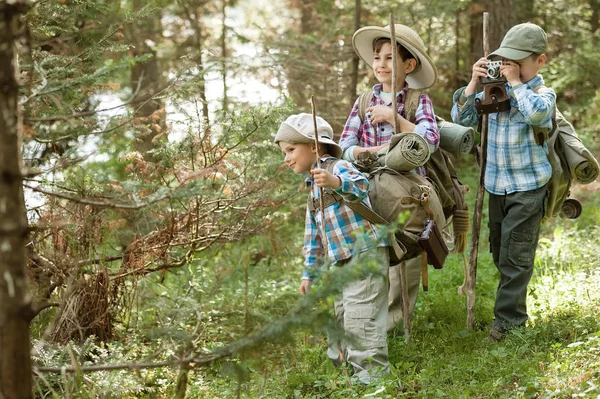 Pojkar resenärer på en skogsstig med ryggsäckar — Stockfoto