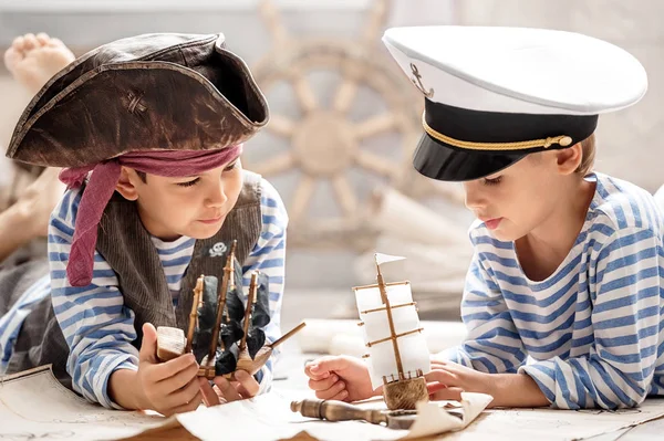 Мальчики играют в морском сражении — стоковое фото