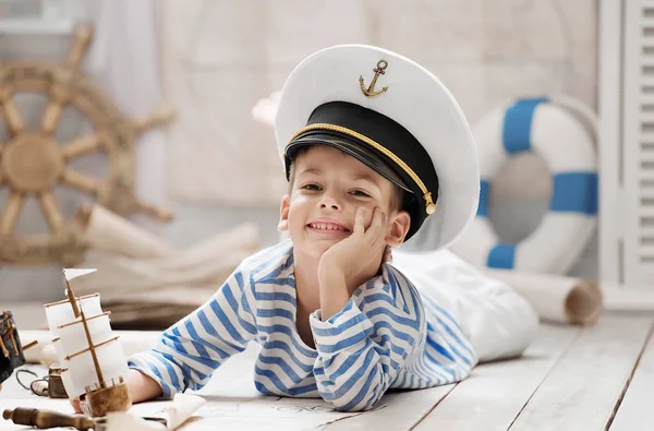 Jongen spelen in de Zeeslag — Stockfoto