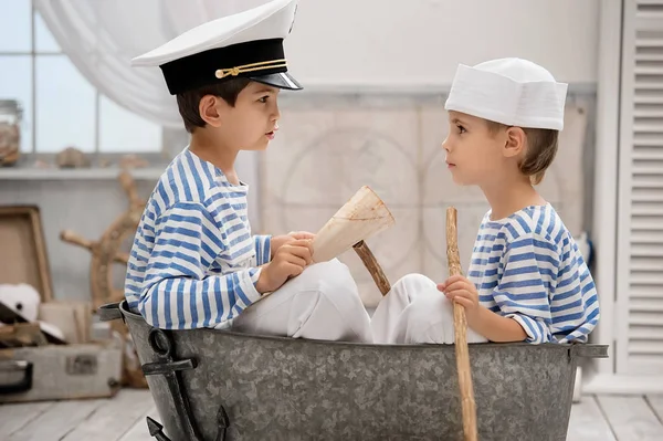 Meninos jogando capitão e marinheiro — Fotografia de Stock