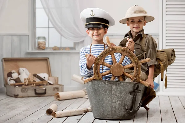 Pojkar spelar kapten och resenär — Stockfoto