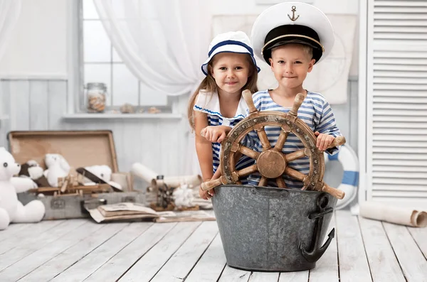 Crianças brincando nos marinheiros em seu quarto — Fotografia de Stock