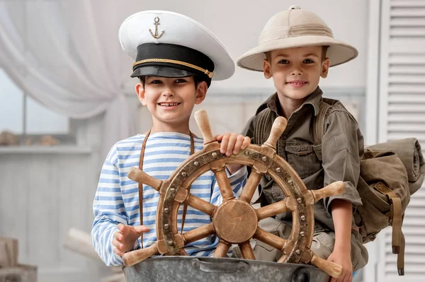 Jongens spelen kapitein en reiziger — Stockfoto