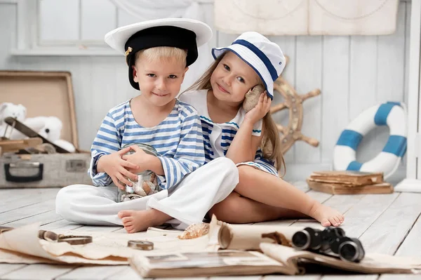 Niños jugando en los marineros en su habitación —  Fotos de Stock