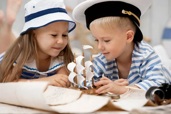 Bambini che giocano nei marinai nella sua stanza — Foto Stock