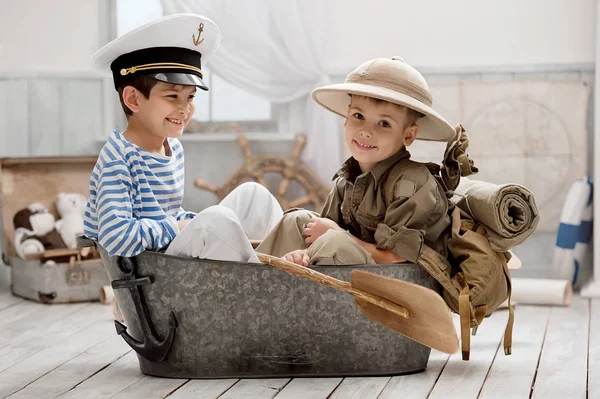 Jungen spielen Kapitän und Reisende — Stockfoto