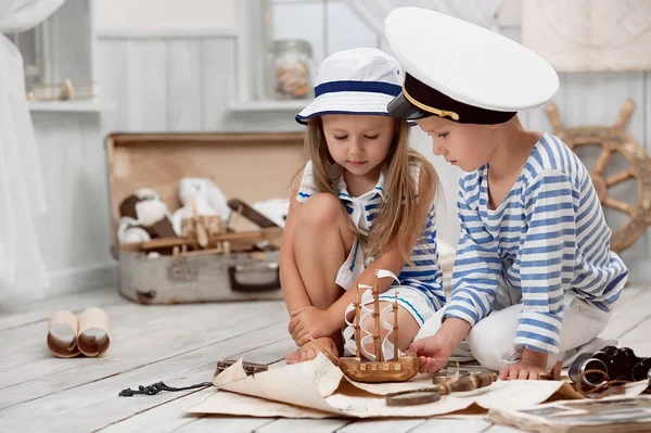 Enfants jouant dans les marins dans sa chambre — Photo