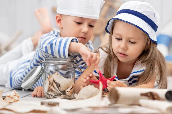 Bambini che giocano nei marinai nella sua stanza — Foto Stock