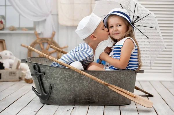 Dzieci bawią się w żeglarzy w swoim pokoju — Zdjęcie stockowe