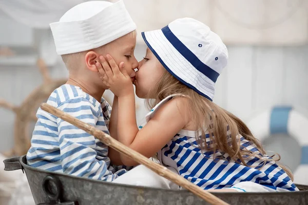 Kinder spielen in seinem Seemannszimmer — Stockfoto