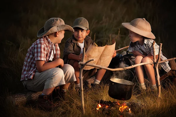 Grupo de crianças sentadas ao redor dos viajantes da fogueira — Fotografia de Stock