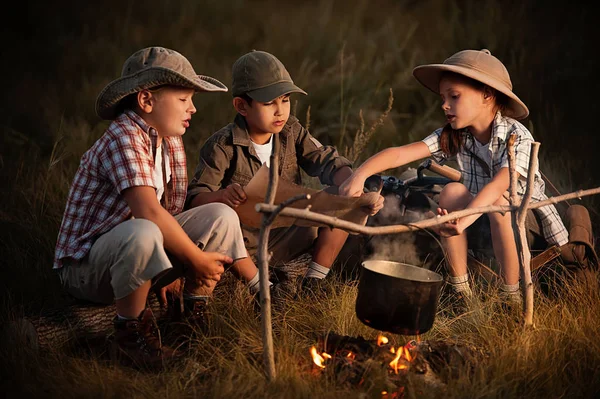 一群孩子围坐在篝火上 — 图库照片