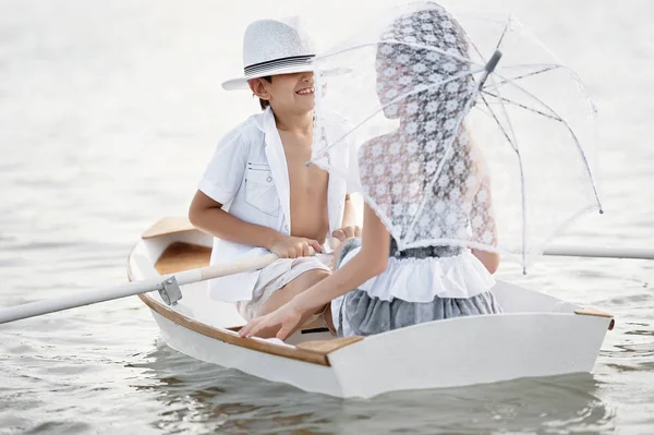 Junge mit einem Mädchen auf einem Boot — Stockfoto
