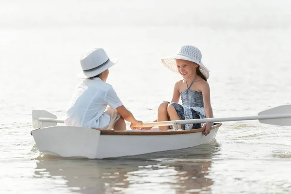 Junge mit einem Mädchen auf einem Boot — Stockfoto