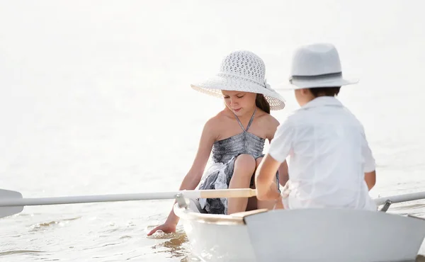 Junge mit einem Mädchen auf einem Boot — Stockfoto