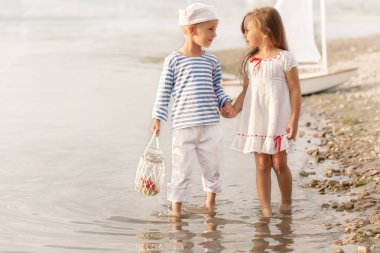 Göl kıyısında yürüyen kız ile erkek