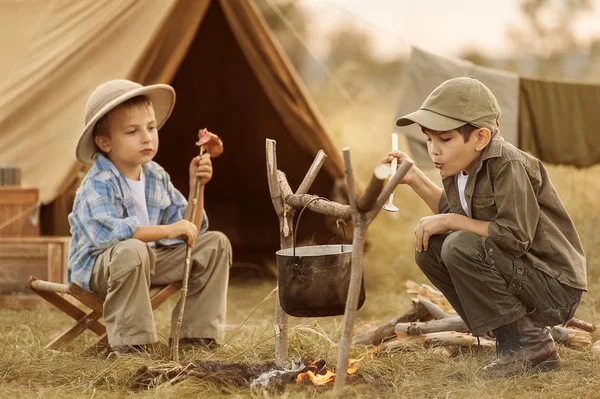 Two of children sitting around the campfire travelers — Stock Photo, Image